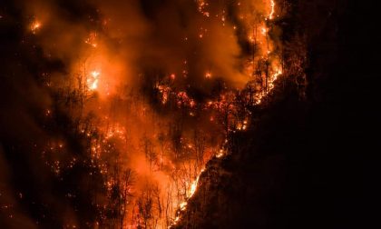 In fumo 20 ettari di bosco del Cusio: in azione gli elicotteri