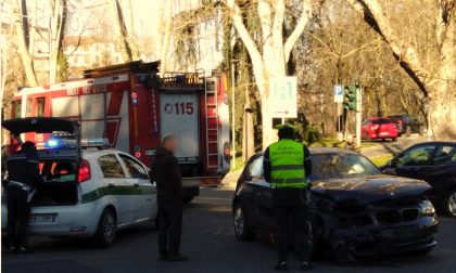 Violento scontro: auto contro un albero