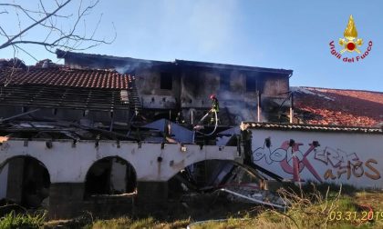 Cerano: brucia l'ex discoteca Marsina, le fiamme devastano il tetto