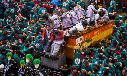 threaten trap Dissatisfied Carnevale di Ivrea: esposto per maltrattamento dei cavalli bersaglio di  arance - Prima Novara