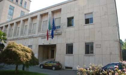 Vendevano abbigliamento contraffatto in due appartamenti del centro di Novara : denunciati dalle Fiamme Gialle due uomini e sequestrati 250 pezzi