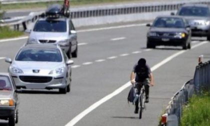 Sulla Torino-Savona con una bici da corsa: ciclista multato