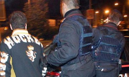 Novara picchia e minaccia di morte i genitori poi aggredisce i carabinieri: arrestato
