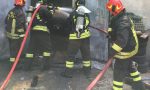 Incendio capannone a Cameri: allarme per 3 bombole di acetilene