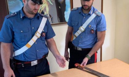 Cameri brandisce un machete contro moglie, figlia e carabinieri: arrestato