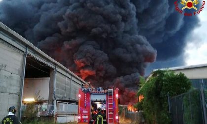 Devastante incendio in un’azienda di smaltimento rifiuti del Biellese