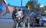 Lanciano la bici in testa a un ragazzo mandandolo in coma: il padre di uno di loro aggredisce la polizia