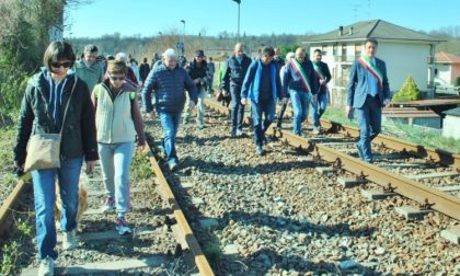 Ferrovia Arona-Santhià su un binario morto: non riaprirà