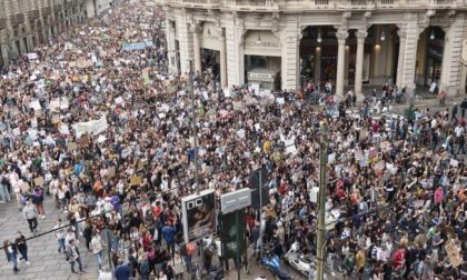 Fridays for Future, manifestazione record con più di 50mila ragazzi. Greta Thunberg “posta” Torino