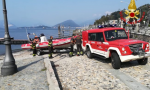 Lago Maggiore: lo vedono cadere dal traghetto, i passeggeri lanciano l’allarme, ricerche in corso