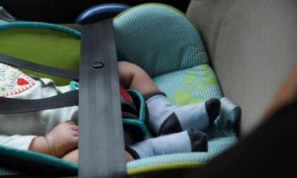 Bimbi dimenticati in auto, un’altra tragedia: come prevenire. Seggiolini salva bebè, presto la norma