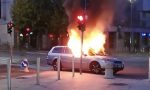 Novara auto in fiamme in piazza Cavour FOTO e VIDEO