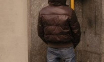Urina sul muro della caserma carabinieri: multa di 3mila euro e denuncia