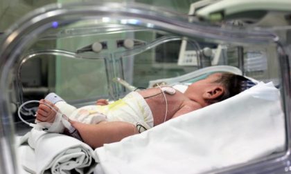 Bambino nasce con malattia rara: abbandonato dai genitori vive in ospedale da 4 mesi