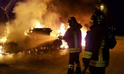 Fiamme sulla Torino-Milano: incendiati cassonetti dei rifiuti
