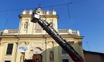 Castelletto cadono pietre dalla chiesa e finiscono sul cofano di un'auto VIDEO e FOTO