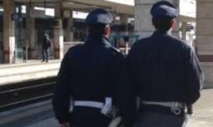 Vuole buttarsi sotto al treno a Novara: salvato dalla Polfer
