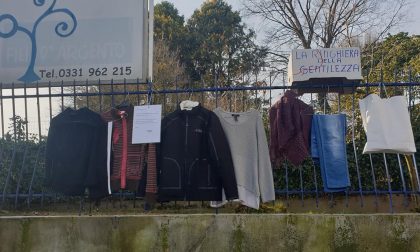 Castelletto arriva la "ringhiera della gentilezza": vestiti per i bisognosi