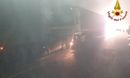 Incidente a San Pietro Mosezzo: auto rimane incastrata fra due camion
