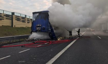 Camion di biscotti in fiamme in autostrada FOTO