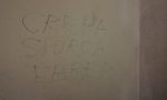Scritta shock sul muro di casa: “Crepa sporca ebrea”