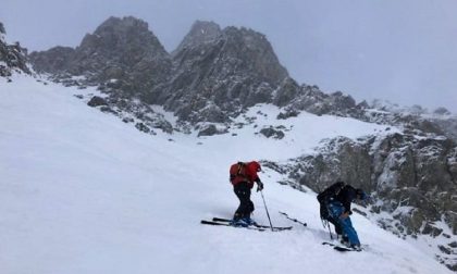 Incidente sugli sci: bimba di otto anni finisce contro un albero