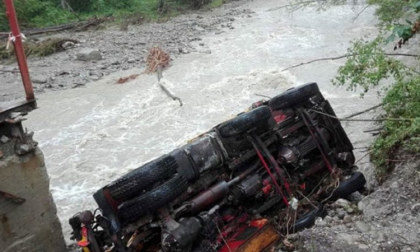 Camion precipita nel torrente: morto il conducente