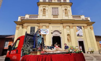 Statue sacre di Gesù e Maria in processione per le vie di Castelletto