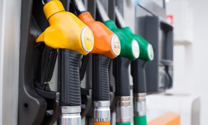 Prezzo dei carburanti, dall’agosto 2020 benzina +18,6%, gasolio +17,6%