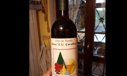Dalla cantina spunta una bottiglia di vino rosso prodotto alla Cavallini