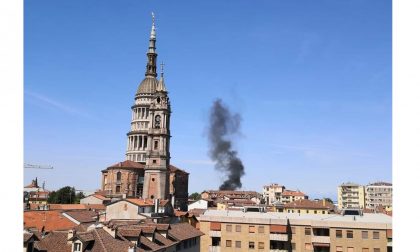 Novara tre auto in fiamme di fronte alla palestra Alcarotti