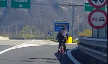 In bicicletta sull’autostrada A26: fermato a Borgomanero