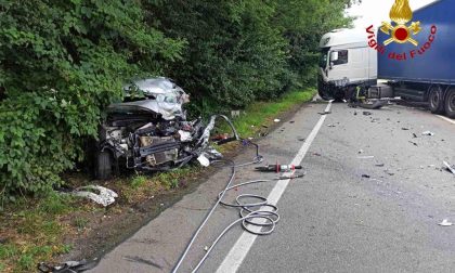 Incidente a Paruzzaro: automobilista incastrato tra le lamiere, è grave