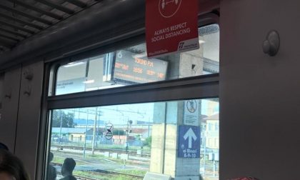 Treno Milano Torino fermo a Novara con 105 minuti di ritardo: gente ammassata, interviene l’esercito