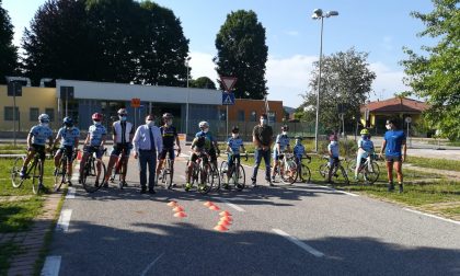 Ciclistica Castellettese si allena in piazzale Cosio