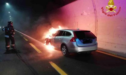 Arona auto in fiamme in galleria: traffico in tilt sulla A26