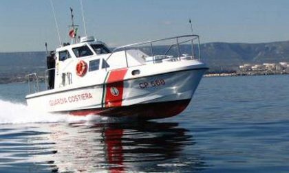 56enne aronese sale sul traghetto ma non sbarca: ricerche in corso