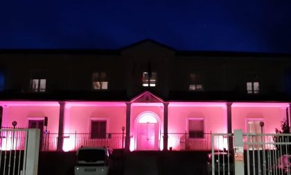 Municipio si illumina di rosa a Borgo Ticino per la prevenzione del tumore al seno