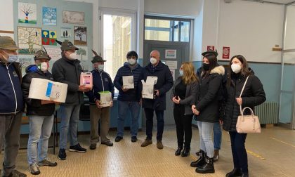 Gli Alpini di Gozzano hanno donato mascherine e materiale igienizzante alle scuole del paese