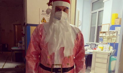Infermiere in corsia al Maggiore vestito da Babbo Natale: “Anche il sorriso è contagioso”