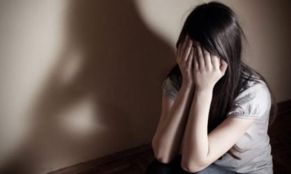 Mamma degenere posta i video porno della figlia 15enne: rinviata a giudizio