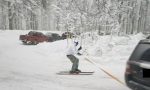 Traina con la propria auto uno sciatore in mezzo alla strada a Vallombrosa: 300 euro di multa