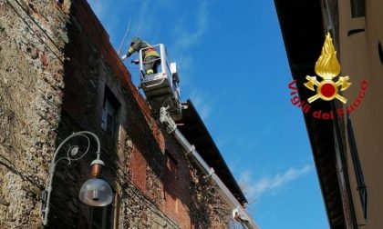 Casa abbandonata e pericolante in centro a Maggiora: intervengono i vigili del fuoco