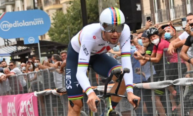 Giro d’Italia, Filippo Ganna vince la tappa ed è la prima maglia rosa