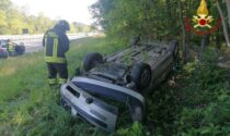 Auto si ribalta sulla A26: due persone portate all’ospedale di Borgomanero
