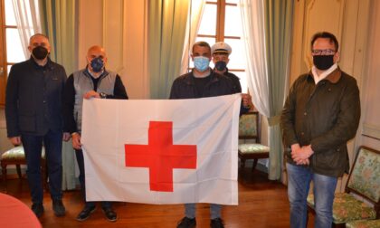 A Borgomanero per la giornata della Croce rossa issata la bandiera a Palazzo Tornielli