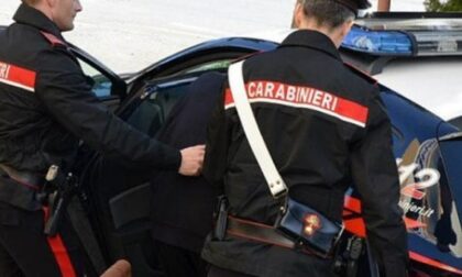 Dopo le minacce ai passanti aggredisce anche i carabinieri: arrestato