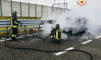 Auto in fiamme sull'autostrada A4