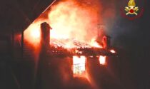 Un incendio ha divorato una casa a Nebbiuno