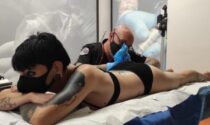 Valentina da Roma fino in Piemonte per farsi tatuare tutto il corpo